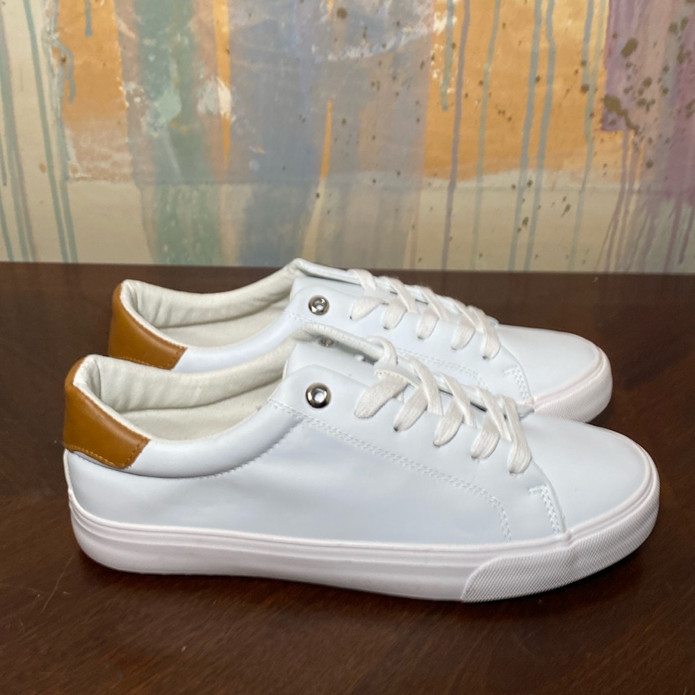 Hawkwell Women’s White Fashion Sneakers Casual walking shoes size 9.5 NWOT